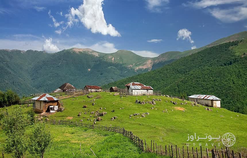 دشتی سرسبز با چند کلبه‌ی روستایی در خلخال